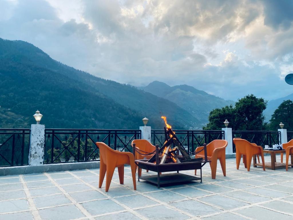 Holywood Riverview Resort, Manali Near bahanu bridge