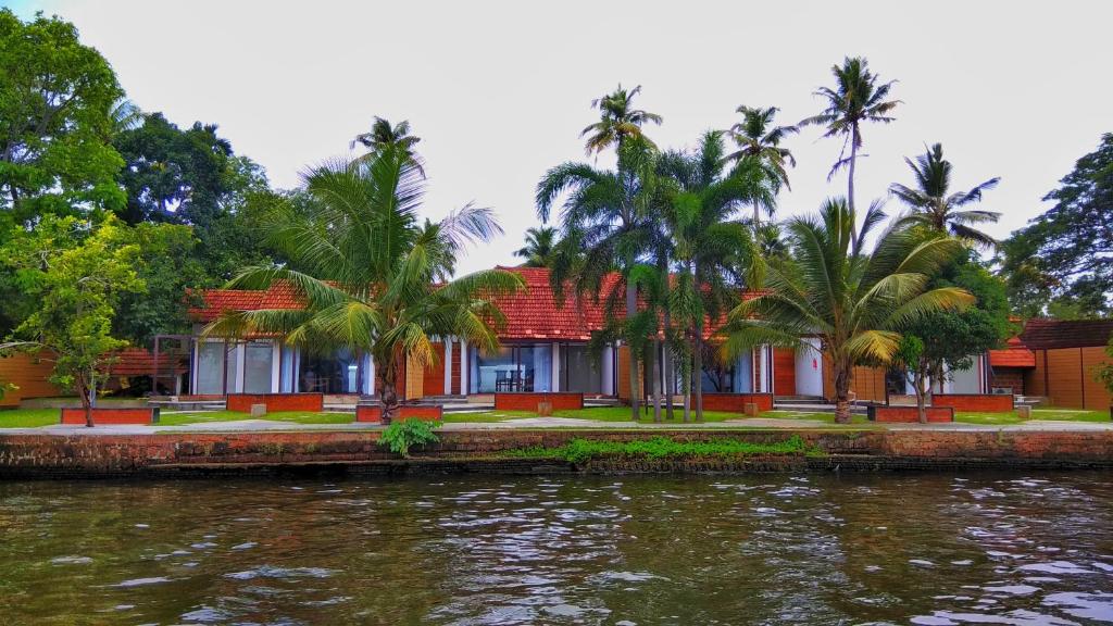 Punnamada Resort Near Railway Station, while Kochi Airport