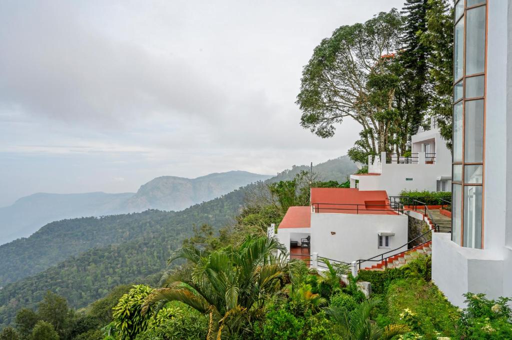 Sterling Yercaud Sterling Yercaud is 2 km from Yercaud Bus Terminus and 35 km from Salem Railway Station. Coimbatore Airport is 195 km away.